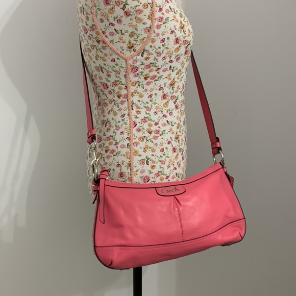 Coach bag with matching wallet and key chain. - Picture 6 of 10